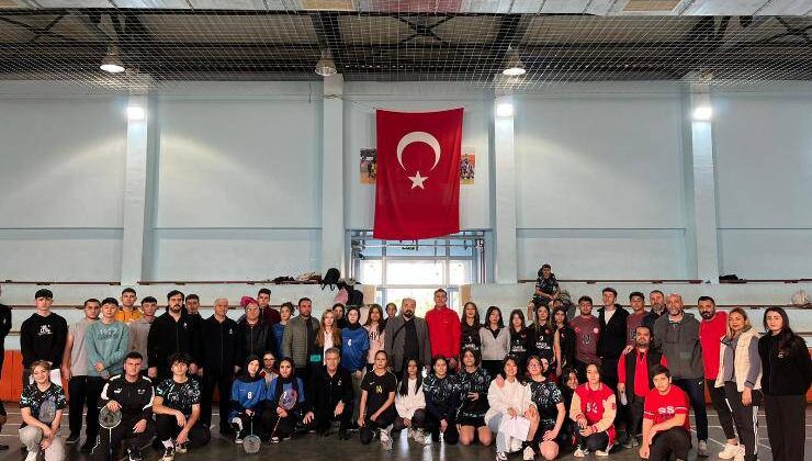 Kozan’da Gençler A Badminton Turnuvası Başladı