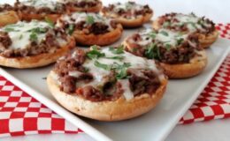 Bayat Ekmek ve Kıymayla Sandviç