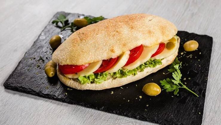 Domatesli Ve Zeytinli Açık Sandviç