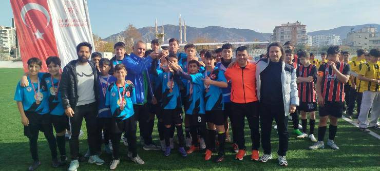 Kozan’ın Yıldızları Sahada Parladı: Şampiyon Lütfiye Ali Şadı Çelik Ortaokulu!