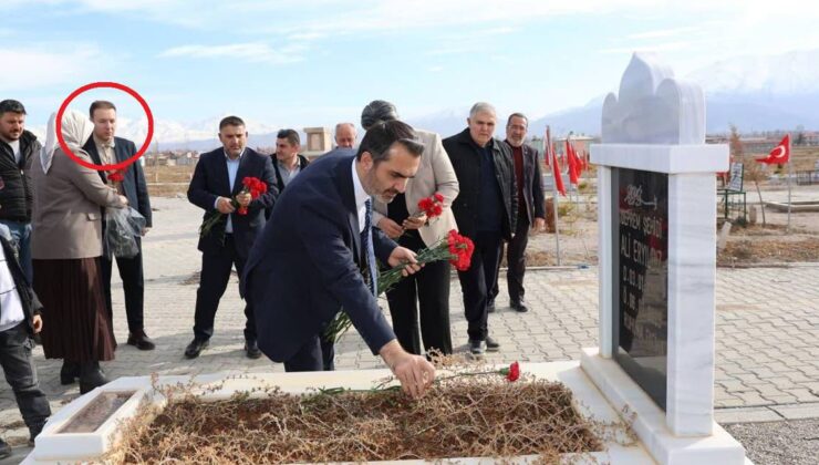 Babası 152 kişinin ölümünden sorumlu tutuluyor: Firari müteahhitin AKP’li oğlu deprem anmasında!