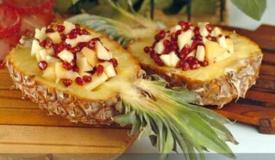Sunumuyla Göz Kamaştıran Egzotik Ananaslı Meyve Salatası Tarifi