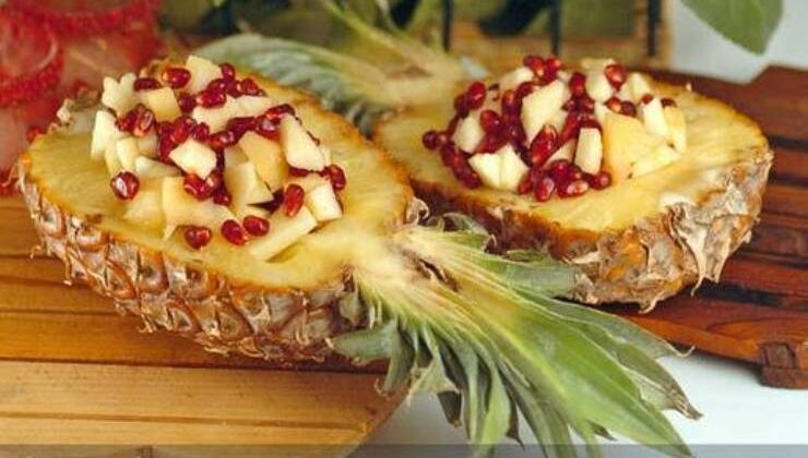 Sunumuyla Göz Kamaştıran Egzotik Ananaslı Meyve Salatası Tarifi