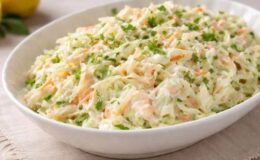 Elmalı lahana salatası
