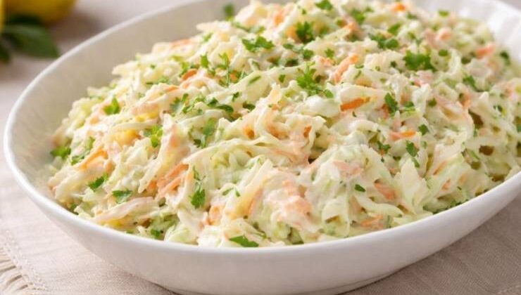 Elmalı lahana salatası