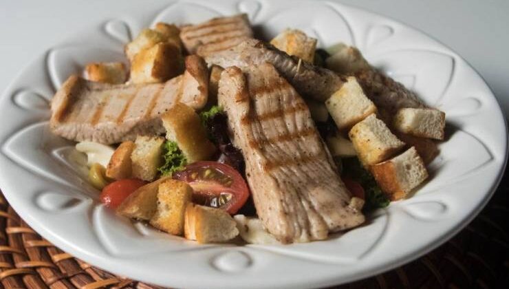 Lokum Kıvamında: Özel Marineli Enfes Hindili Salata Tarifi