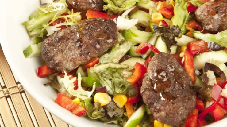 Köfteli Salata