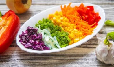 Sofraların Vazgeçilmezi: Tam Ölçülü Mevsim Salatası Tarifi