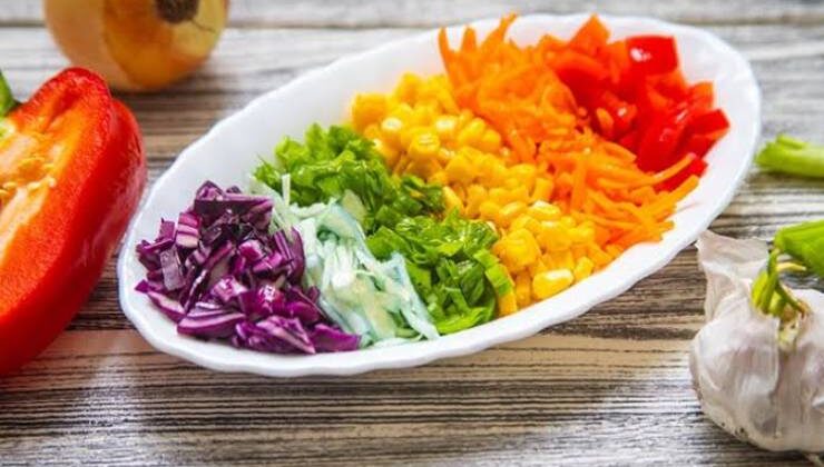 Sofraların Vazgeçilmezi: Tam Ölçülü Mevsim Salatası Tarifi