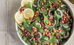 Muslin Soslu Ispanak Salatası