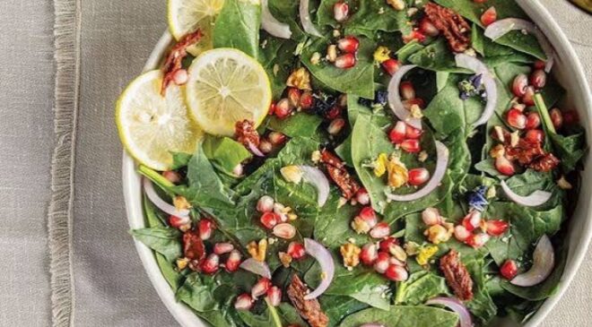 Muslin Soslu Ispanak Salatası