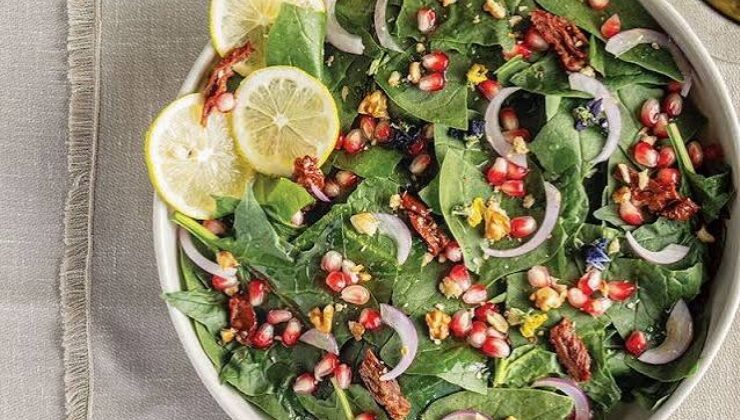 Muslin Soslu Ispanak Salatası