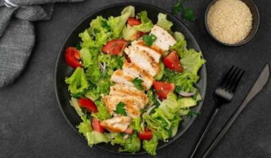 Hem Hafif Hem Doyurucu: Piliç Filetolu Sağlık Salatası Tarifi