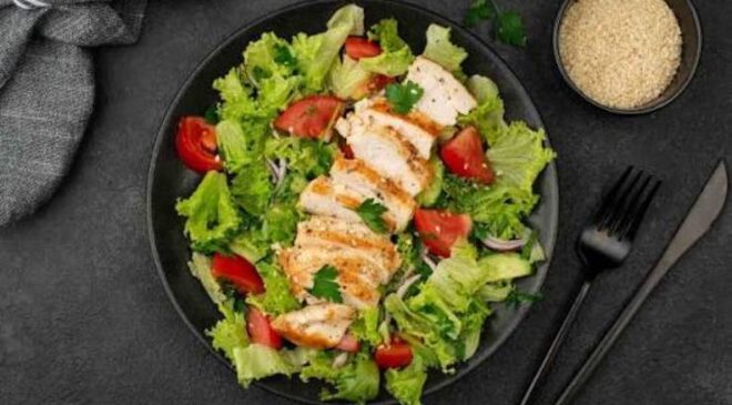 Hem Hafif Hem Doyurucu: Piliç Filetolu Sağlık Salatası Tarifi