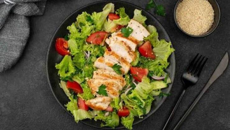 Hem Hafif Hem Doyurucu: Piliç Filetolu Sağlık Salatası Tarifi