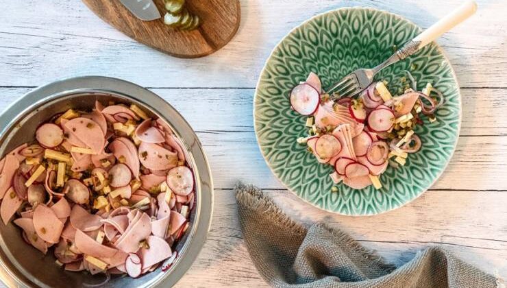 Sosis – Peynirli Salata tarifi