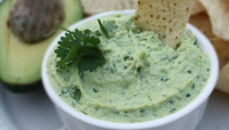 Yoğurtlu Avokado Salatası