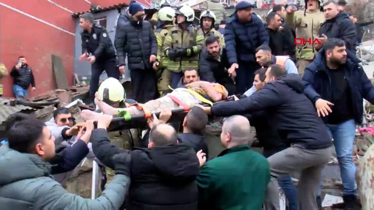 İstanbul Fatih’te İki Bina Yerle Bir Oldu, Enkaz Altında Kalanlar Var