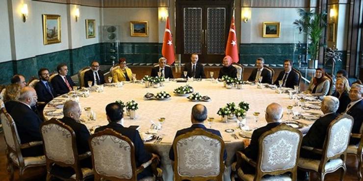 Resmi Yemeklerde Kadın-Erkek Eşlik Ederek Yemek Salonuna Girme