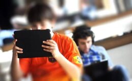 Uzun Süre Ekrana Bakmak Miyop Hastalığını Artırıyor