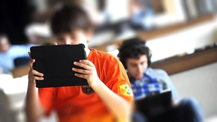 Uzun Süre Ekrana Bakmak Miyop Hastalığını Artırıyor