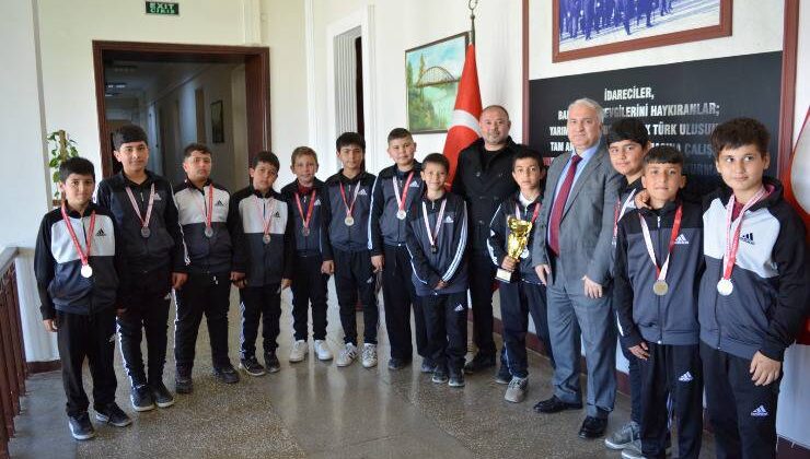 Ceyhan’ın Genç Yeteneklerinden Büyük Başarı Kaymakam Kurtyemez Şampiyonları Ağırladı