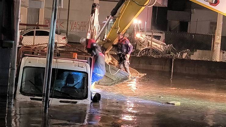 Kadirli’de Sel Felaketi: 2 Ölü! Bülbül Deresi Taştı, Şehir Sular Altında