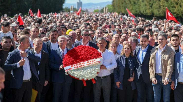 Anıtkabir’de çelenk krizi: Özgür Özel’in unvan yazısına müdahale edilmek istendi