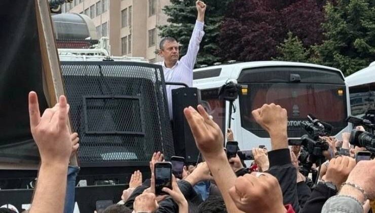 Polis Müdahalesi Sonrası Yürüyüş Mitinge Döndü: “Partiyi Üçüncü Kez Açmaya Var Mısınız?”