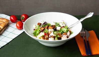 Çıtır Çıtır Gurme Pideli Salata Tarifi