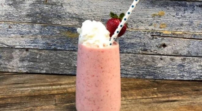 Evde Kolay Puantiyeli Milkshake Yapımı: Çilekli ve Marshmallowlu