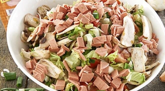 Klasiklerin Ötesinde: Jambonlu ve Mantarlı Gurme Tavuk Salatası