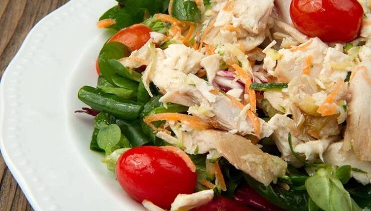 Nefis ve Diyet Dostu Kekikli Tavuk Salatası Tarifi