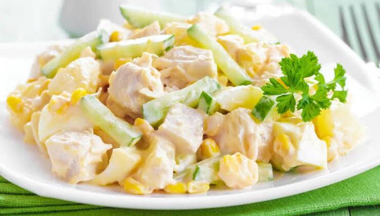 Nefis ve Pratik Mayonezli Biberli Tavuk Salatası Tarifi