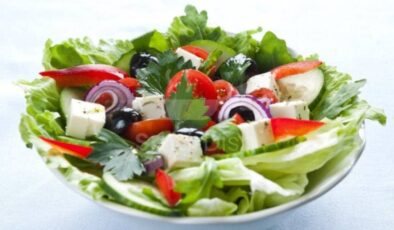 Sofraların Vazgeçilmezi: Peynirli ve Rokalı Akdeniz Yeşil Salatası