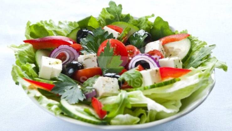 Sofraların Vazgeçilmezi: Peynirli ve Rokalı Akdeniz Yeşil Salatası