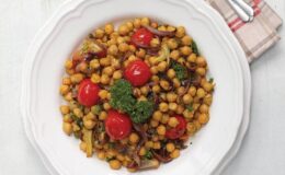 Sofralara Çok Yakışacak Pratik Sarı Nohut Salatası Tarifi