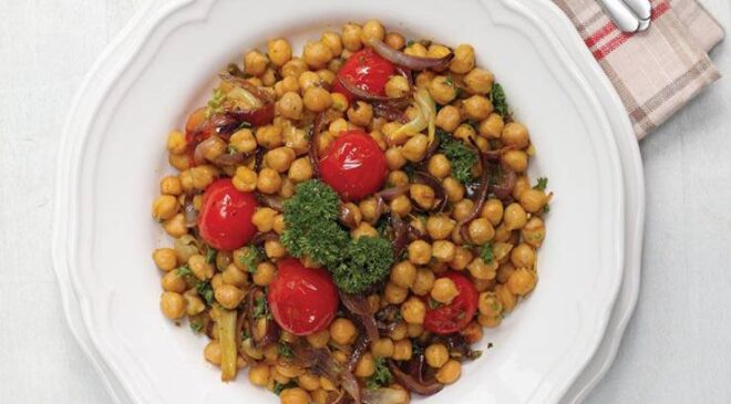 Sofralara Çok Yakışacak Pratik Sarı Nohut Salatası Tarifi