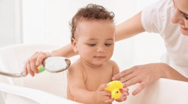 Bebek Banyosu Nasıl Yaptırılır? Güvenli ve Adım Adım Banyo Rehberi