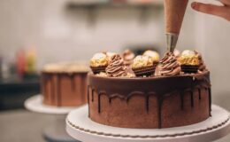 Evde Şekilli Çikolata Yapımı ve Pasta Süsleme Teknikleri
