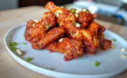 Kore Usulü Kızarmış Tavuk Kanadı (Yangnyeom Chicken)