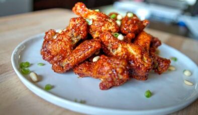 Kore Usulü Kızarmış Tavuk Kanadı (Yangnyeom Chicken)