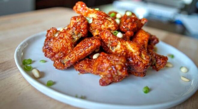 Kore Usulü Kızarmış Tavuk Kanadı (Yangnyeom Chicken)