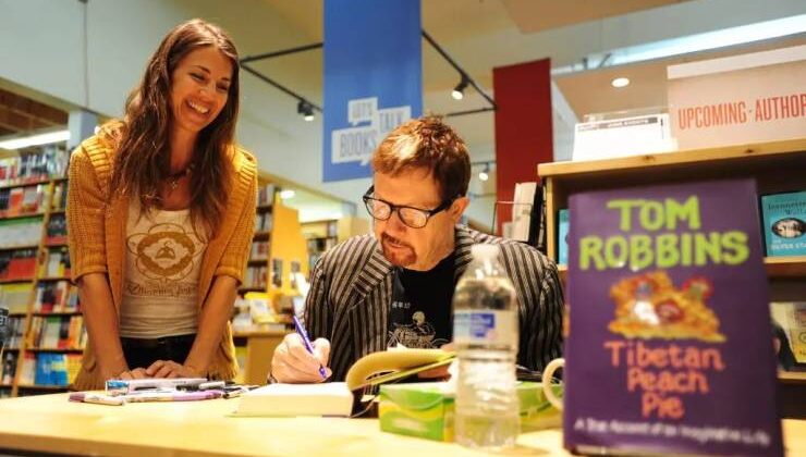 Postmodern Edebiyatın Neşeli Sesi: Tom Robbins ve Edebi Dünyası