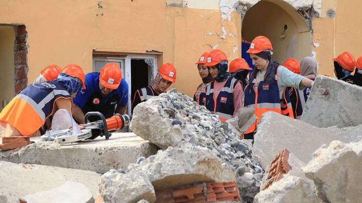 AFAD’da Eğitimsiz Ücret Skandalı