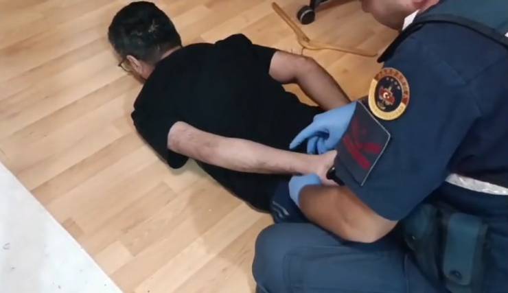 Adana’da Uyuşturucu Operasyonu: İklimlendirme Çadırıyla Skunk Yetiştiren Şahıs Yakalandı