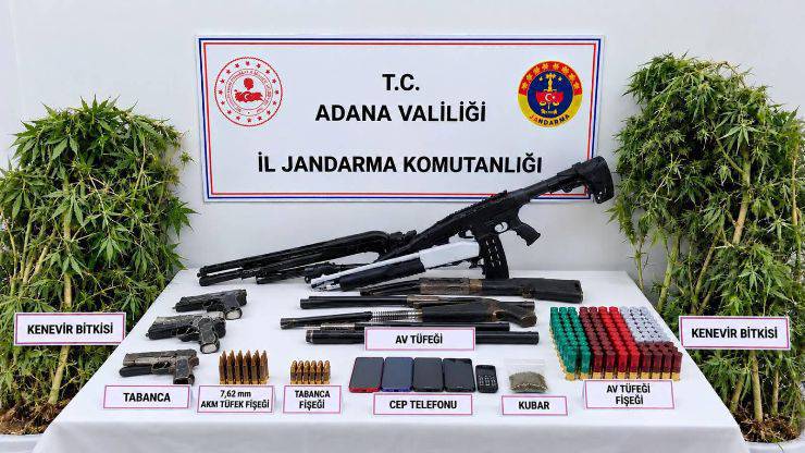 Kozan’da Jandarmadan Silah ve Uyuşturucu Operasyonu: Toprağa Gömülü Tabancalar Ele Geçirildi