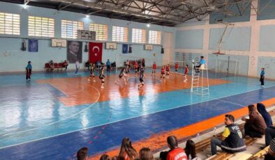 Kozan’da Okullar Arası Kız Voleybol Turnuvası Başladı