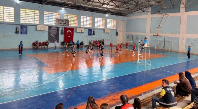 Kozan’da Okullar Arası Kız Voleybol Turnuvası Başladı