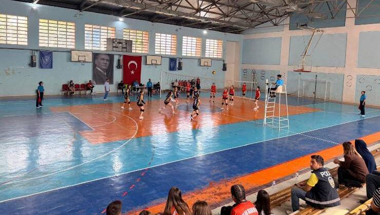 Kozan’da Okullar Arası Kız Voleybol Turnuvası Başladı